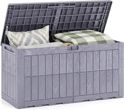 Imagen del producto de Caja de almacenamiento resistente a la intemperie de 380 litros, con tapa, cerradura, amortiguadores a gas y asas. Funciona como banco de terraza y como caja para guardar cojines, herramientas de jardín y accesorios para la piscina