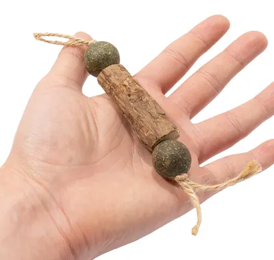Produktbild von Katzenspielzeug aus natürlichem Matatabi · Matatabi-Stick mit Catnip-Kugeln · ca. 20 x 2,5 x 2,5cm