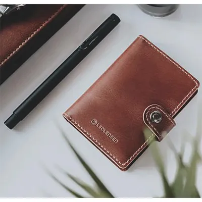 Immagine prodotto di Lite Wallet Classic Chestnut - Elegante porta carte di credito in pelle marrone di alta qualità - Luce LED integrata con due intensità luminose - Blocco RFID per proteggere i dati personali -