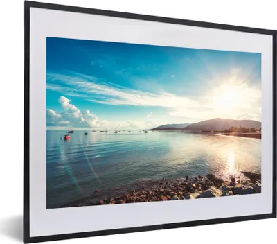 Produktbild von MuchoWow® MuchoWow® Gerahmtes Poster Meer - Boot - Berg 60x40 cm - Poster mit zchwarzem Bilderrahmen - Schlafzimmer - Plakat in Rahmen - Drucken