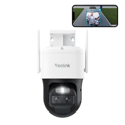 A Reolink 4K 8MP Akku Überwachungskamera is shown in the foreground, with a smartphone displaying a live feed of the camera's view in the background.