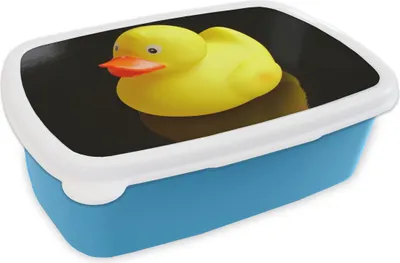 Obrázok produktu pre KitchenYeah® Lunchbox Box na desiatu 17x11 cm Žltá kúpajúca sa kačica s odrazom na čiernom pozadí Detský box na desiatu - obed - plastový - plechovka na chlieb - sendvičový box - box na desiatu pre deti
