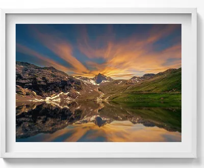 Produktbild von Bergsee und Sonnenuntergang– Wandbild mit Rahmen – Gerahmtes Bild  – Wanddekoration – 80x60 cm –  Weiß Rahmen