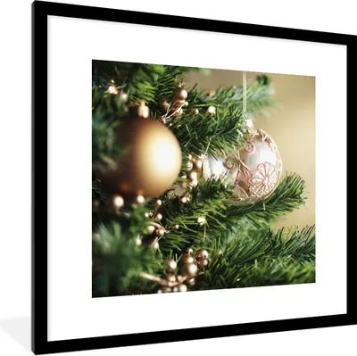 Produktbild von MuchoWow® Gerahmtes Poster Nahaufnahme von Weihnachtsschmuck im Weihnachtsbaum 40x40 cm - Poster mit Schwarzem Bilderrahmen Wandposter Rahmen Foto Bilder - Poster - Plakat im Rahmen