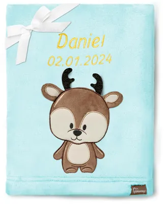 Produktbild von Be Mammy Babydecke mit 3D Applikation bestickt mit Name und Geburtsdatum 76 x 102 cm BE20-280 (Puderblau – Hirsch, 76 x 102 cm)