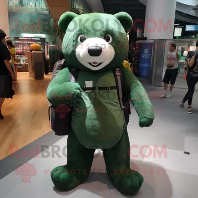 Produktbild von Maskottchen REDBROKOLY Kostümfigur Waldgrüner Bär bekleidet mit einem Tanktop und Messenger-Taschen