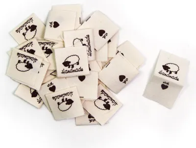 Produktbild von 100 Stück Handmade Label, Rechteckig Nähen Tuch Etiketten, Label Nähen 10 Wunderschön Muster Label, Stoffetiketten Textiletiketten zum annähen Einnähen Textiletiketten Nähen DIY Dekor