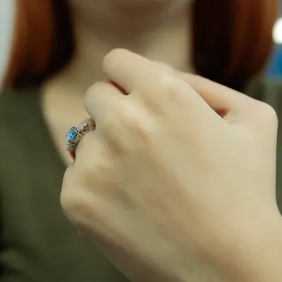 Produktbild von Halo Diamant Oval Blauer Topas Ring 14 Karat Weißgold