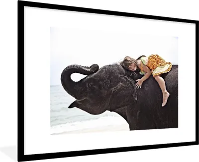 Produktbild von MuchoWow® MuchoWow® Gerahmtes Poster Elefant - Kind - Wasser 90x60 cm - Poster mit zchwarzem Bilderrahmen - Wanddekoration - Fotos