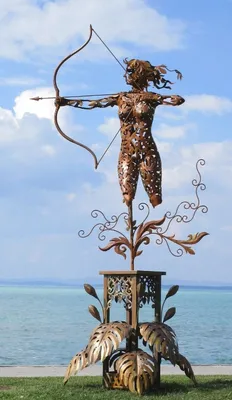 Produktbild von Casa Padrino Luxus Stahl Garten Skulptur Frau mit Bogen Rostfarben 160 x 100 x H. 328 cm - Handgefertigte Garten Deko Figur - Luxus Garten Dekoration