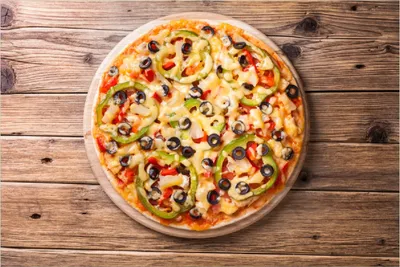 Produktbild von Wallario Poster - Italienische Pizza mit Peperoni, Oliven. Paprika und Käse, Kunstdruck Größe: 100 x 150 cm
