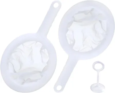 Immagine prodotto di Setaccio da cucina a maglie fini con manico lungo e beccuccio filtrante – Pratico e riutilizzabile