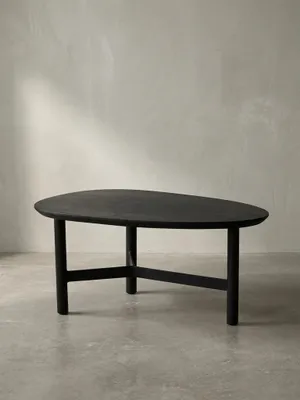 Gesamtüberblick des dreibeinigen Couchtischs in Schwarz, der das Zusammenspiel von massivem Mangoholz und pulverbeschichtetem Eisen in einem zeitlosen Design darstellt._#sku_SAFWL6.801#