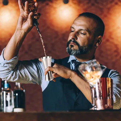 Produktbild von Cocktail-Stößelset mit Shaker und Messbecher - Perfekte Baraccessoires für Cocktailmixer