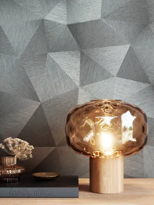 Produktbild von NEWROOM Tapete Silber Vliestapete Glänzend - Mustertapete Glamour Grau Grafisch Dreiecke Grafiktapete Grafisch