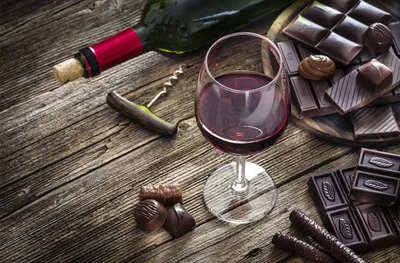 Produktbild von Jochen Schweizer Wein & Schokolade Tasting München; Erlebnis verschenken oder selbst erleben;  Gutschein gültig für 1 Person Gruppengröße: 10-25 Personen