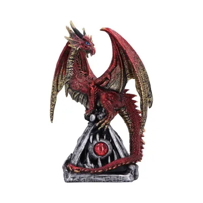 Roter Drache auf Felsvorsprung mit roten Auge thront. Er ist überwiegend rot mit goldenen Akzenten.