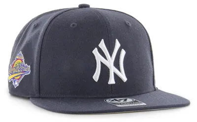 Productafbeelding van Snapback pet met het logo van de New York Yankees en een borduursel met de tekst "Wereldkampioen"
