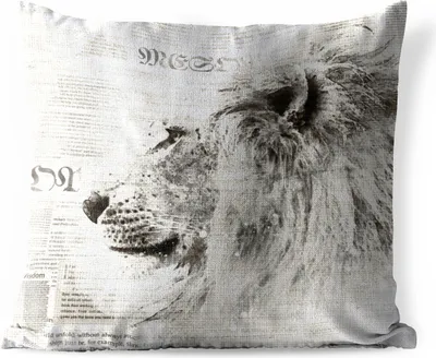 Produktbild von MuchoWow® Outdoor Kissen - Löwe - Zeitung - Schwarz - Weiß - 60x60 cm - Wetterfest - Lounge Kissen - Dekoration - Schlaf Kissen