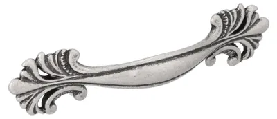 Imagen del producto de Manija para muebles de zamak. Distancia entre agujeros: 96 mm. Acabado: plata envejecida brillante