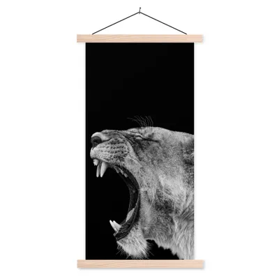 Produktbild von MuchoWow® Textilposter Tiere - Löwe - Schwarz - Weiß - Porträt 60x120 cm mit holzfarbenen Rahmen - Holz