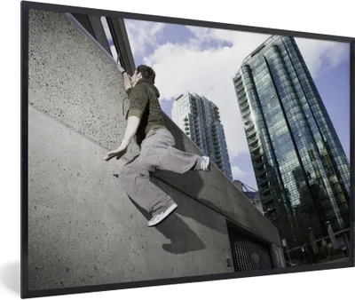 Produktbild von MuchoWow® Gerahmtes Poster Ein Sportler bei der Ausübung der Sportart Parkour 30x20 cm - Poster mit Schwarzem Bilderrahmen Wandposter Rahmen Foto Bilder - Kunstdruck - Bild-Poster