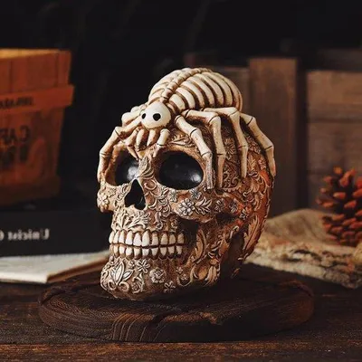 Immagine prodotto di Scultura a forma di teschio con decorazioni a ragno - Accessorio da scrivania creativo per l'ufficio domestico