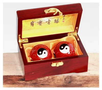 Produktbild von Qi Gong Meditations- und Entspannungskugeln Set Ying Yang in roter Holzbox