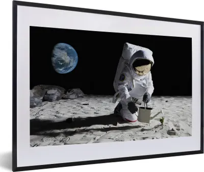 Produktbild von MuchoWow® MuchoWow® Gerahmtes Poster Astronaut - Mond - Erde 60x40 cm - Poster mit zchwarzem Bilderrahmen - Schlafzimmer - Plakat in Rahmen - Drucken