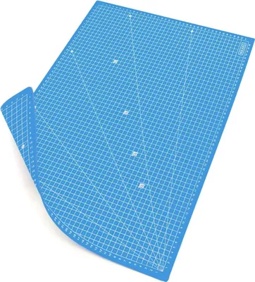 Produktbild von MAXKO Schneidematte A2 (60 x 45 cm), blau, Bastelunterlage schnittfest, selbstheilend, beidseitig bedruckt, metrische Einteilung - Schneideunterlage,