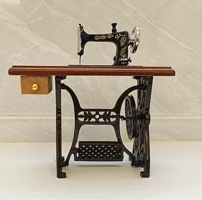 Produktbild von 1: 12/1: 10 Dollhouse Nähmaschine Realistische dekorative Metall sorgfältige Verarbeitung Miniaturmöbelzubehör täglich Display