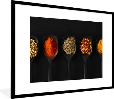 Produktbild von MuchoWow® Gerahmtes Poster Gewürze auf einem schwarzen Löffel 80x60 cm - Poster mit Schwarzem Bilderrahmen Wandposter Rahmen Foto Bilder - Schlafzimmer-Dekorationen - Fotoposter