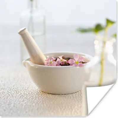 Produktbild von MuchoWow® Poster Ein Mörser mit rosa Blütenblättern 50x50 cm - Wohnzimmerdekoration