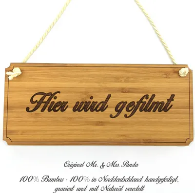 Produktbild von Mr. & Mrs. Panda Schild Hier wird gefilmt - Geschenk, Geschenkidee, Werbeschild, Firmenschild, Graviert, Türschild, Shabby, Holz, Hinweisschild, Landhaus