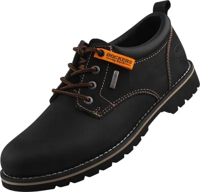 Das Bild zeigt einen schwarzen Freizeitschuh der von der Seite zu sehen ist. Der Schuh hat eine sportliche Form und eine rutschfeste Sohle.