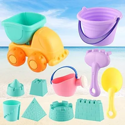 Image de set de 12 jouets de plage avec seau camion arrosoir pelles râteaux château de sable moules sac filet plastique souple