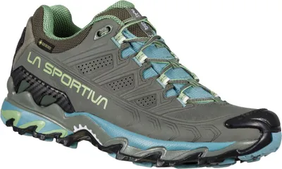 Wanderschuh für Damen; Modell "Ultra Raptor II Leather Woman GTX" von La Sportiva; in Grau mit grünen und blauen Akzenten.