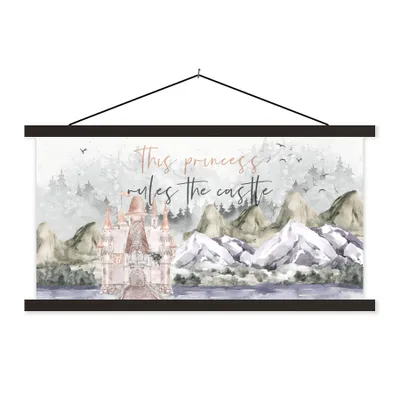 Produktbild von MuchoWow® Textilposter Zitate - Sprichwörter - Diese Prinzessin regiert das Schloss - Kinder - Baby - Mädchen 150x75 cm mit schwarzem Rahmen - Posterleiste
