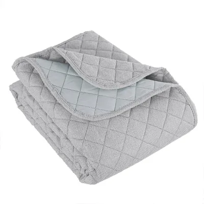 Produktbild von MOLLY Tagesdecke 220x240cm Hellgrau - Eleganz und Komfort im Schlafzimmer
