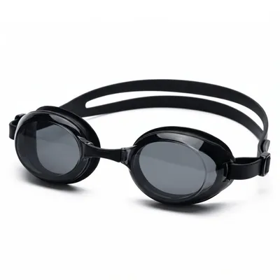 Schwarze Schwimmbrille mit dunkel getönten Gläsern und geteiltem Kopfband auf weißem Hintergrund