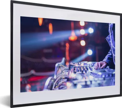 Produktbild von MuchoWow® MuchoWow® Gerahmtes Poster DJ hinter einem Mischpult 40x30 cm - Poster mit zchwarzem Bilderrahmen - Bilderrahmen - Poster im Rahmen