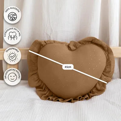 Imagen del producto de Cojín decorativo corazón marrón con volantes, con aplicación dorada - muselina