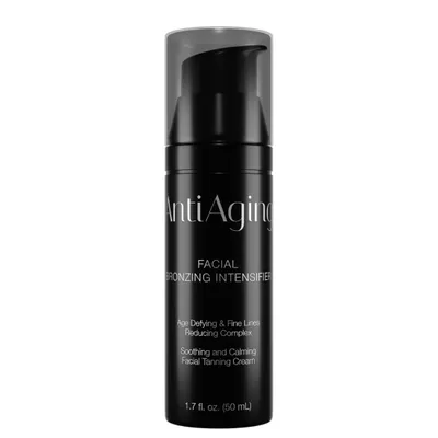 Czarna butelka Onyx Anti-Aging z pompką i przezroczystą nasadką na białym tle.