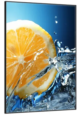 Produktbild von Wallario Wandbild Orange in spritzigem Wasser vor blauem Hintergrund, Größe: 70,30 x 100,30 cm, Poster mit schwarzem Aluminiumrahmen