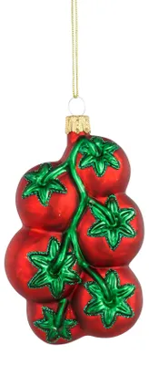 Ein roter Weihnachtsbaumanhänger aus Glas in Form einer Rispe mit mehreren Tomaten und grün glitzernden Kelchblättern auf weißem Hintergrund.