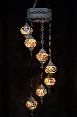 Produktbild von Hanglamp aus Glas mit buntem Mosaik in Braun, Schwarz und Weiß, 7-flammige orientalische Kronleuchter, handgefertigt in der Türkei