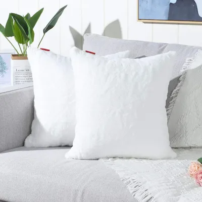 Produktbild von Set mit 2 Kissenbezügen (50 x 50 cm), reinweiß und flauschig, aus Kunstfell. Moderne Kunstfell-Kissenbezüge, dekorative Sofakissen, weiche Zierkissen für Wohnzimmer, Sofa oder Schlafzimmer.
