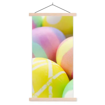 Produktbild von MuchoWow® Textilposter Eine Nahaufnahme der zu Ostern bemalten Eier 40x80 cm mit holzfarbenen Rahmen - Wohnzimmer