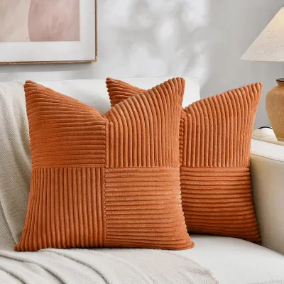 Produktbild von Set mit 2 orangefarbenen Cord-Kissenbezügen (65 x 65 cm). Weicher, moderner Dekokissenbezug für Sofakissen. Boho-Herbstdekoration für Sofa, Schlafzimmer, Wohnzimmer und Bett.