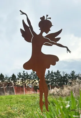 Productafbeelding van Tuinbeeld: Fee ballerina, naar beneden kijkend, 84 cm. Geschikt om in de grond te steken. Materiaal: edelroest. Tuindecoratie. Weerbestendig. Roestkleurig metaal. Beeld van een balletdansende elf